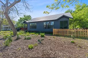 708 W Prairie Lea St, Lockhart, TX 78644 - Photo 3