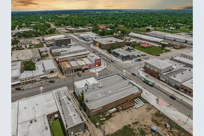 106 W Cameron Avenue, Rockdale, TX 76567 - Photo 9