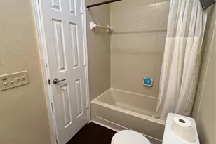 915 W 22nd 1/2 St, Austin, TX 78705 - Photo 9