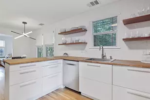 2405 E 8th Street N, Austin, TX 78702 - Photo 9