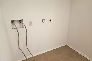 105 W Ila St, Elgin, TX 78621 - Photo 11