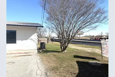 203 E Pecan Street, Lockhart, TX 78644 - Photo 11