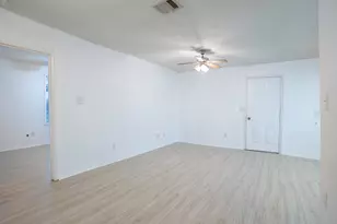 207 Harris St, Elgin, TX 78621 - Photo 9