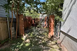201 W 33rd St, Austin, TX 78705 - Photo 27