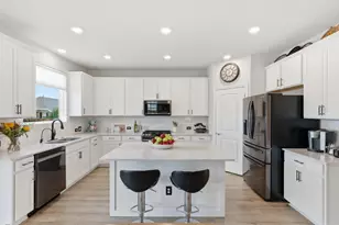 323 Blackbear Dr, Hutto, TX 78634 - Photo 3