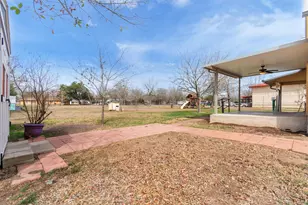 703 Bois D'Arc St, Lockhart, TX 78644 - Photo 25