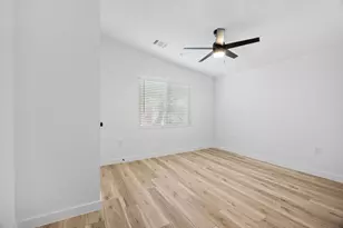 404 E Pecan St, Taylor, TX 76574 - Photo 15