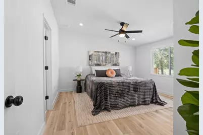 404 E Pecan Street, Taylor, TX 76574 - Photo 9