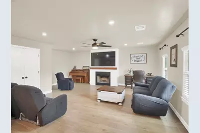 301 N 8th Street, Jarrell, TX 76537 - Photo 3