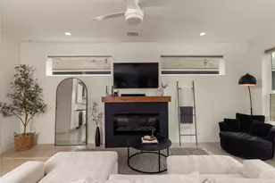 1129 Henninger St, Austin, TX 78702 - Photo 9