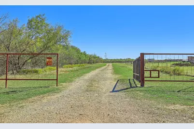 1525 Fm 1704, Elgin, TX 78621 - Photo 31