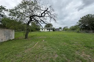 2009 Fm 1704 Rd, Elgin, TX 78621 - Photo 15