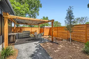 852 N Houston Ave, New Braunfels, TX 78130 - Photo 5