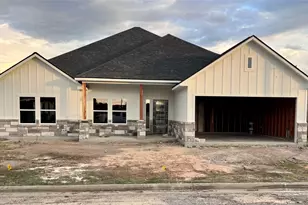 320 Cactus St, Giddings, TX 78942 - Photo 1