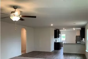 213 N Crescent Park Dr, Jarrell, TX 76537 - Photo 3