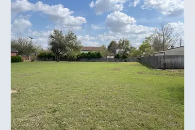 1005 Th Johnson Drive, Taylor, TX 76574 - Photo 5