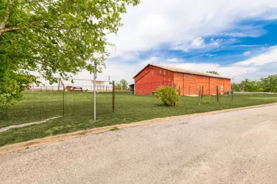 805 N Magnolia Avenue, Luling, TX 78648 - Photo 35