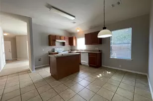 208 Spruce Dr, Kyle, TX 78640 - Photo 5