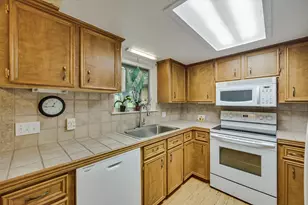 835 Jones St, Smithville, TX 78957 - Photo 9