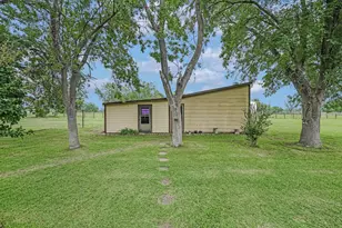 835 Jones St, Smithville, TX 78957 - Photo 17