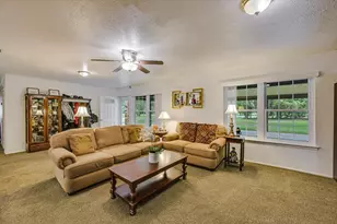 835 Jones St, Smithville, TX 78957 - Photo 7