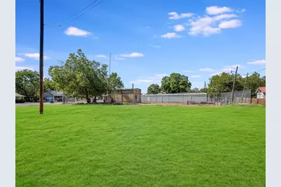 1000 N Main Street, Taylor, TX 76574 - Photo 1