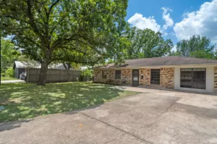 213 Atascosa St, Lockhart, TX 78644 - Photo 3