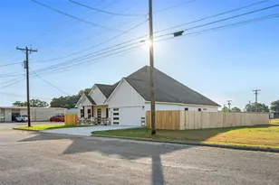 340 Cactus St, Giddings, TX 78942 - Photo 3