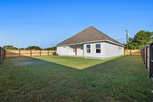 340 Cactus St, Giddings, TX 78942 - Photo 5