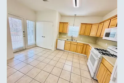 6301 Crumley Lane, Austin, TX 78741 - Photo 11