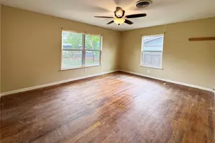 327 W Mulberry St, Fredericksburg, TX 78624 - Photo 5