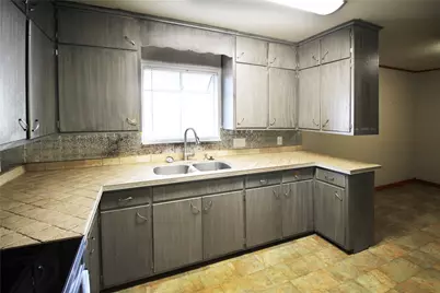 327 W Mulberry Street, Fredericksburg, TX 78624 - Photo 3