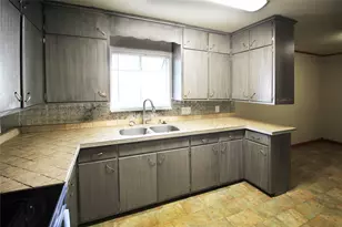 327 W Mulberry St, Fredericksburg, TX 78624 - Photo 3