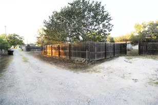 327 W Mulberry St, Fredericksburg, TX 78624 - Photo 35