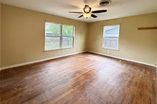 327 W Mulberry St, Fredericksburg, TX 78624 - Photo 5