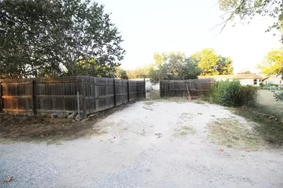 327 W Mulberry Street, Fredericksburg, TX 78624 - Photo 37