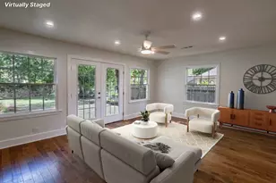 805 Maple St, Lockhart, TX 78644 - Photo 5