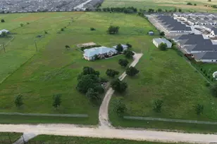 400 Hy View Ln, Hutto, TX 78634 - Photo 1