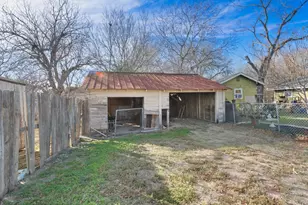 917 Trinity St, Lockhart, TX 78644 - Photo 11