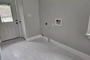 700 N Avenue C, Elgin, TX 78621 - Photo 17