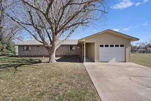 914 Victoria St, Taylor, TX 76574 - Photo 1