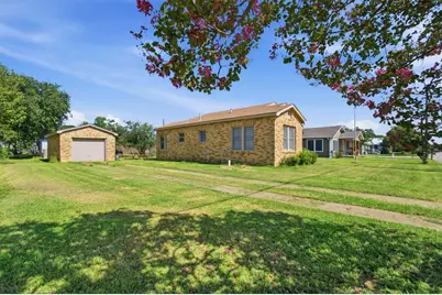 671 N Leon Street, Giddings, TX 78942 - Photo 3