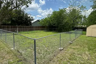 719 W 3rd St, Taylor, TX 76574 - Photo 27