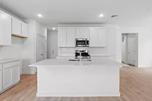 1102 Universal Dr, Hutto, TX 78634 - Photo 9