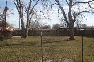 901 E Central Ave, Nixon, TX 78140 - Photo 5