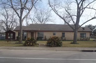 901 E Central Ave, Nixon, TX 78140 - Photo 1