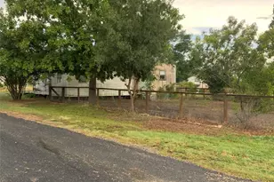 211 S 7th St, Jarrell, TX 76537 - Photo 5