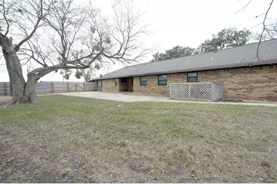 2106 S Colorado Street, Lockhart, TX 78644 - Photo 23