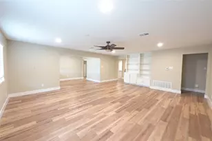 2106 S Colorado St, Lockhart, TX 78644 - Photo 5