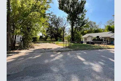 1005 W 8th Street, Cameron, TX 76520 - Photo 11